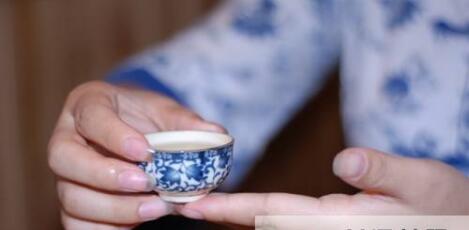 女士喝茶的手勢，女人正確喝茶手勢姿勢圖