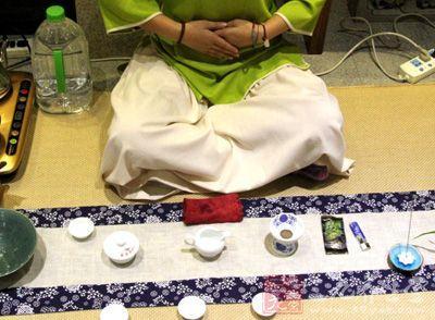 女士喝茶的手勢，女人正確喝茶手勢姿勢圖