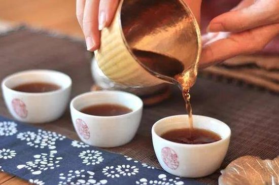 喝茶茶桌上的禮儀有哪些，泡茶待客十大禮儀不可不做！