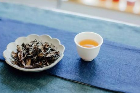 福鼎白茶能長時(shí)間悶泡嗎，老白茶可以悶著喝嗎？