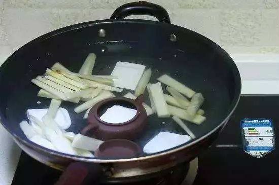 開壺放豆腐是錯(cuò)誤的，新買的紫砂壺正確開壺建議