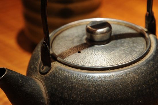 日本鐵壺怎么開(kāi)壺，新鐵壺開(kāi)壺方法