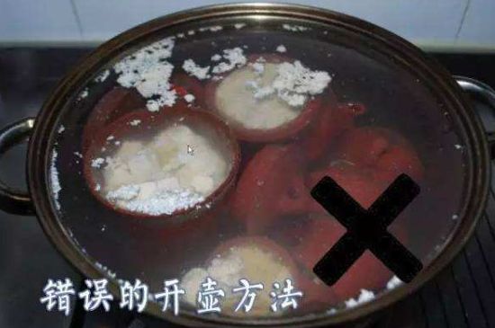 開壺放豆腐是錯(cuò)誤的，新買的紫砂壺正確開壺建議