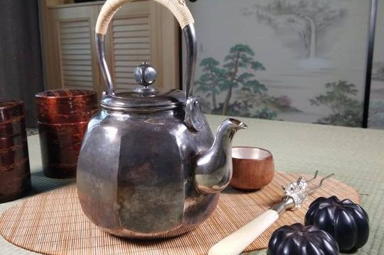 銀壺?zé)笏镉泻谏臇|西，為什么銀壺里有黑點(diǎn)