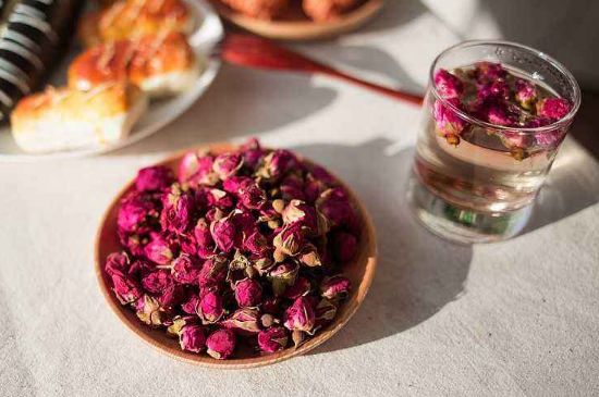 玫瑰花茶的功效與作用，堅(jiān)持喝一個(gè)月玫瑰花茶會(huì)怎樣？