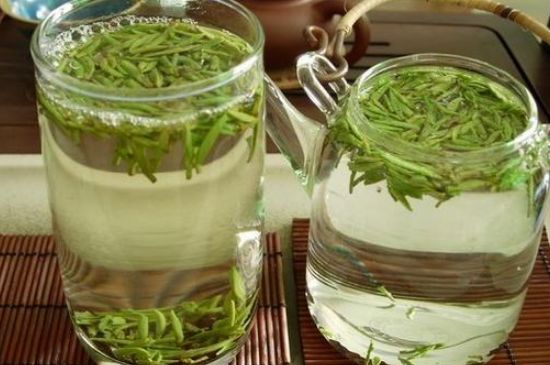 竹葉青和雀舌哪個(gè)貴，竹葉<a href=http://www.czsdfxx.com/fenlei/wulongcha/ target=_blank class=infotextkey>青茶</a>貴嗎？