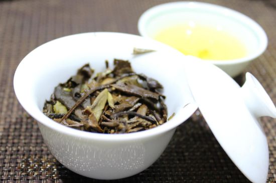 怎么撬老白茶茶餅不容易碎，福鼎白茶如何撬茶方法