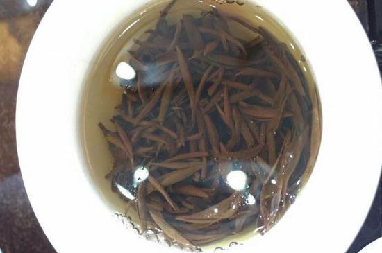 女人喝金駿眉的好處和壞處，女性喝金駿眉可減肥養(yǎng)顏