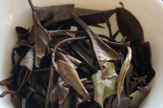 老白茶上火還是去火？夏季喝煮的老白茶會(huì)容易上火！