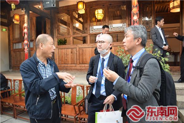 傳統(tǒng)茉莉花茶窨制工藝非物質(zhì)文化遺產(chǎn)項目代表性傳承人王德星（左一）向外國駐華使節(jié)介紹福州茉莉花茶